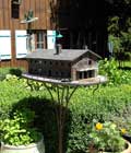 Vogel-Futterhaus (Geschenk-Idee) von Knstler Peter Murner/ Wohnhaus im Mastab 1:20 aus Kupfer nachgebildet)